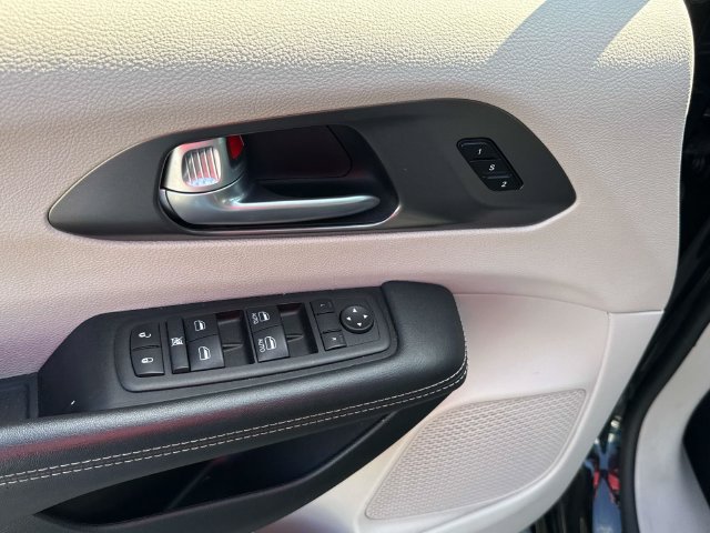 Used 2024 Chrysler Pacifica Touring-L FWD image 15