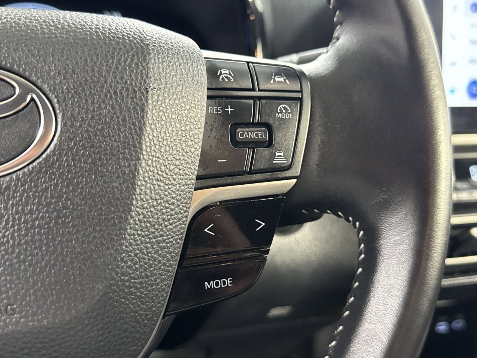 Used 2025 Toyota Camry SE w/ Convenience Package image 36