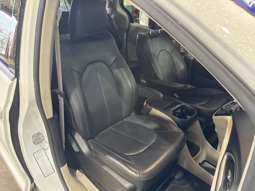 Used 2018 Chrysler Pacifica Touring-L image 36