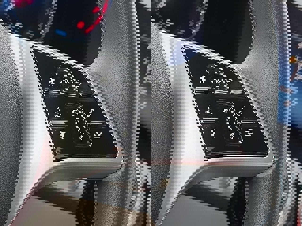 Used 2025 Mercedes-Benz GLB 250 4MATIC image 23