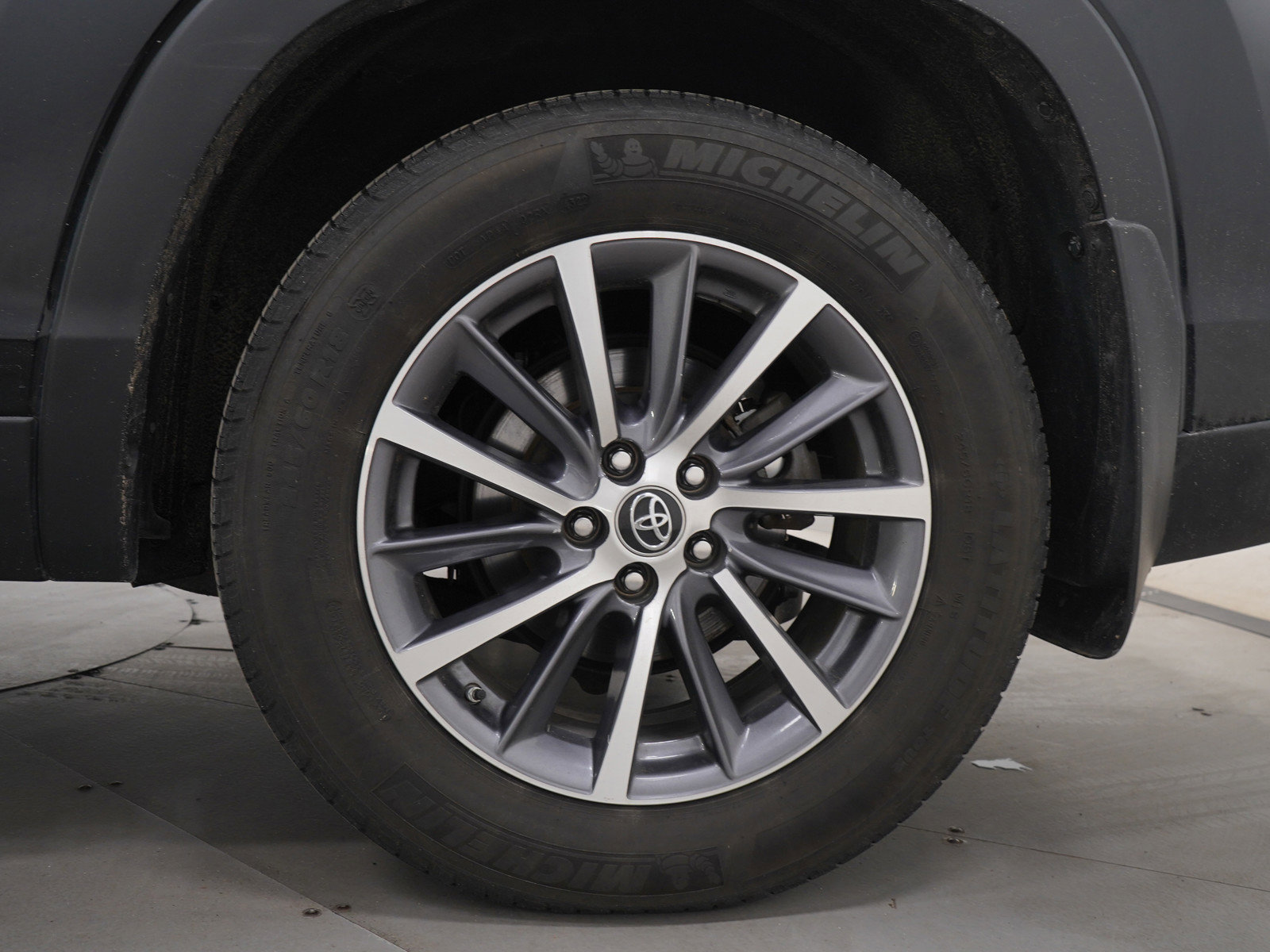 Used 2019 Toyota Highlander XLE image 32