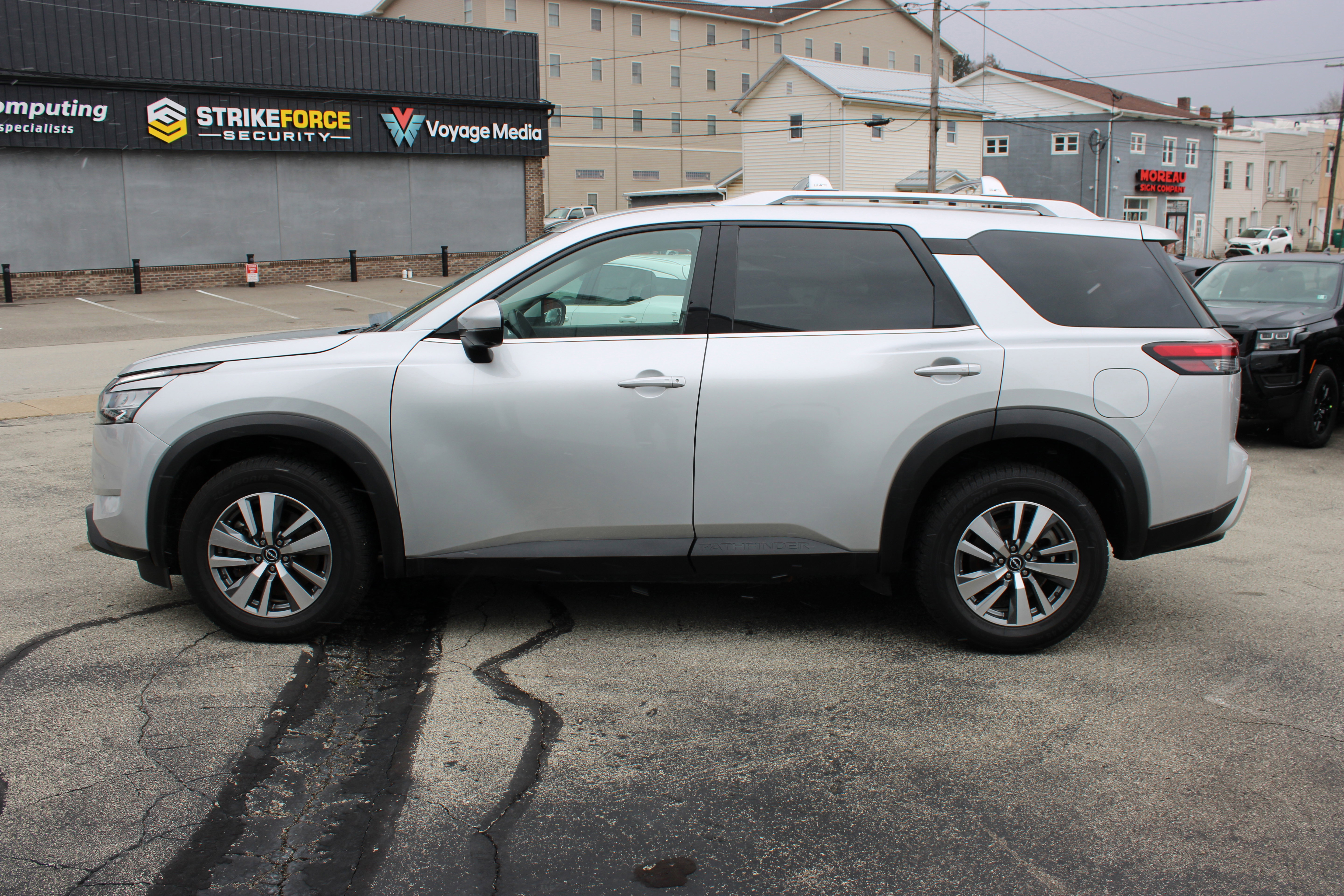 Certified 2023 Nissan Pathfinder SL image 2