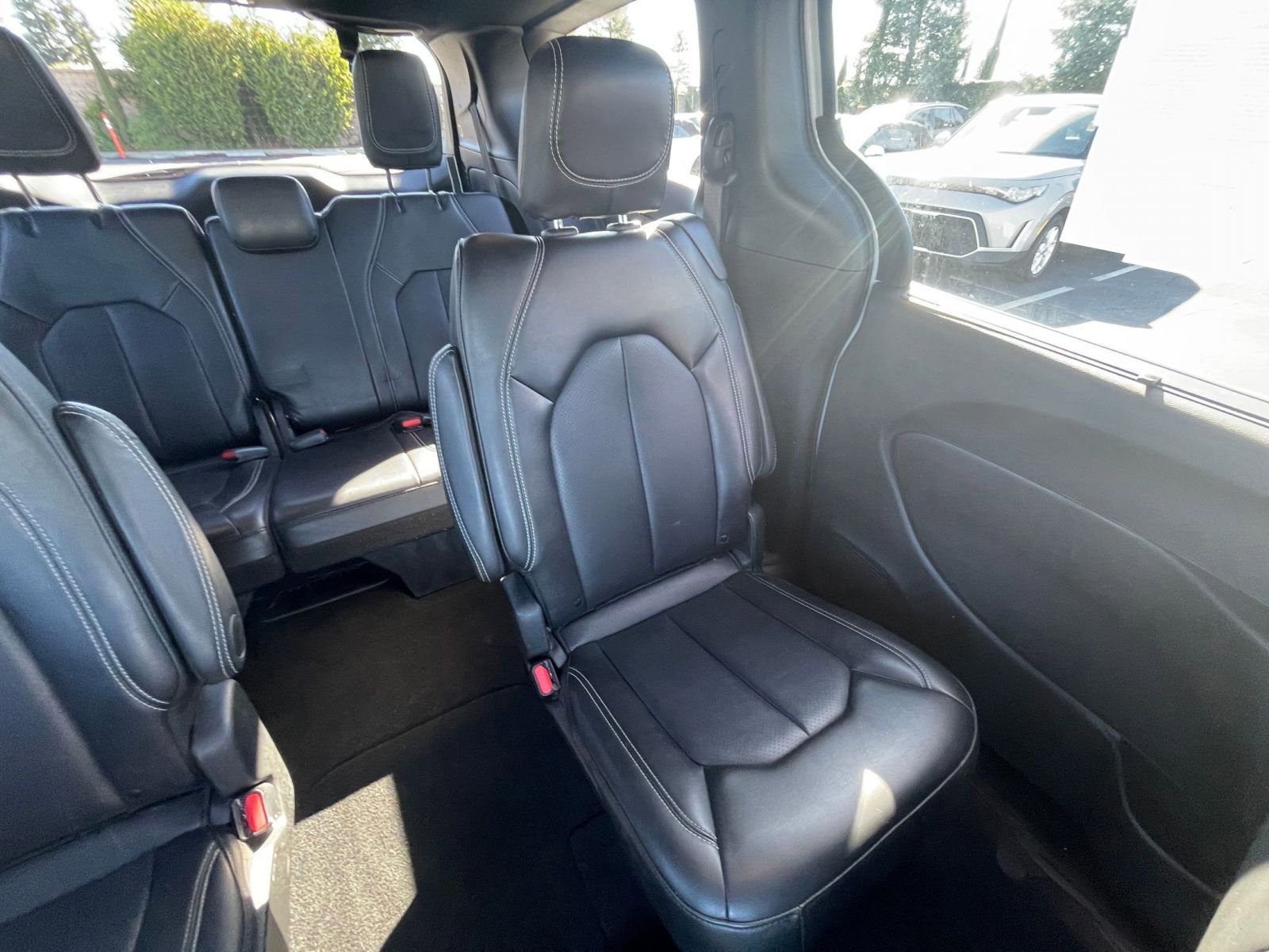 Used 2025 Chrysler Pacifica Select image 34