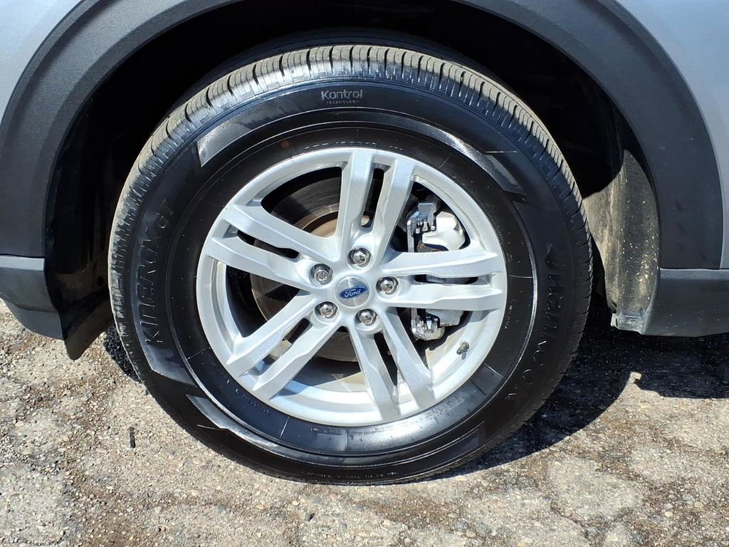 Used 2024 Ford Explorer XLT w/ Equipment Group 202A AWD/4WD image 9