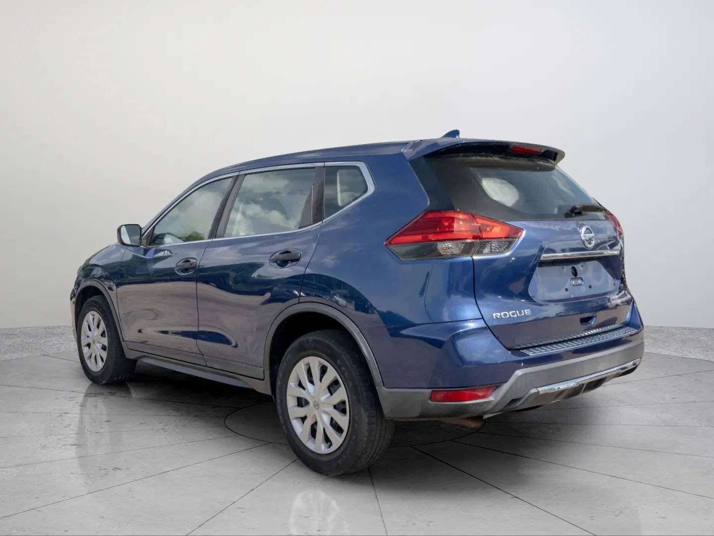 Used 2017 Nissan Rogue S image 3