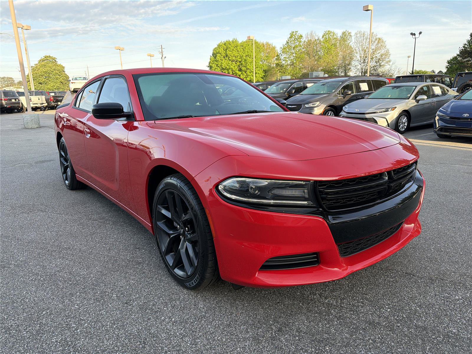 Used 2019 Dodge Charger SXT w/ Blacktop Package image 4