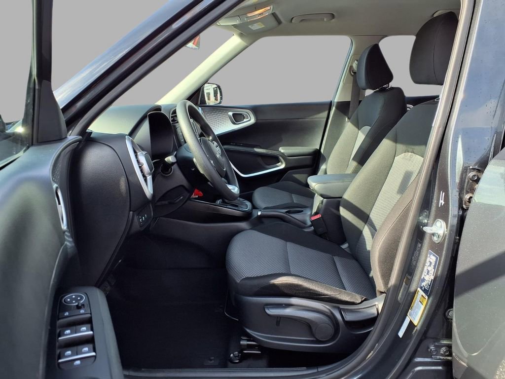 Used 2025 Kia Soul LX w/ LX Technology Package FWD image 22