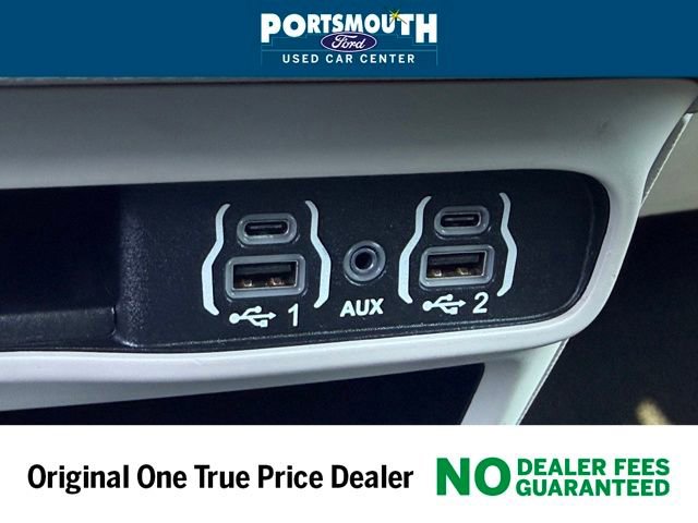 Used 2023 Chrysler Pacifica Touring-L image 13