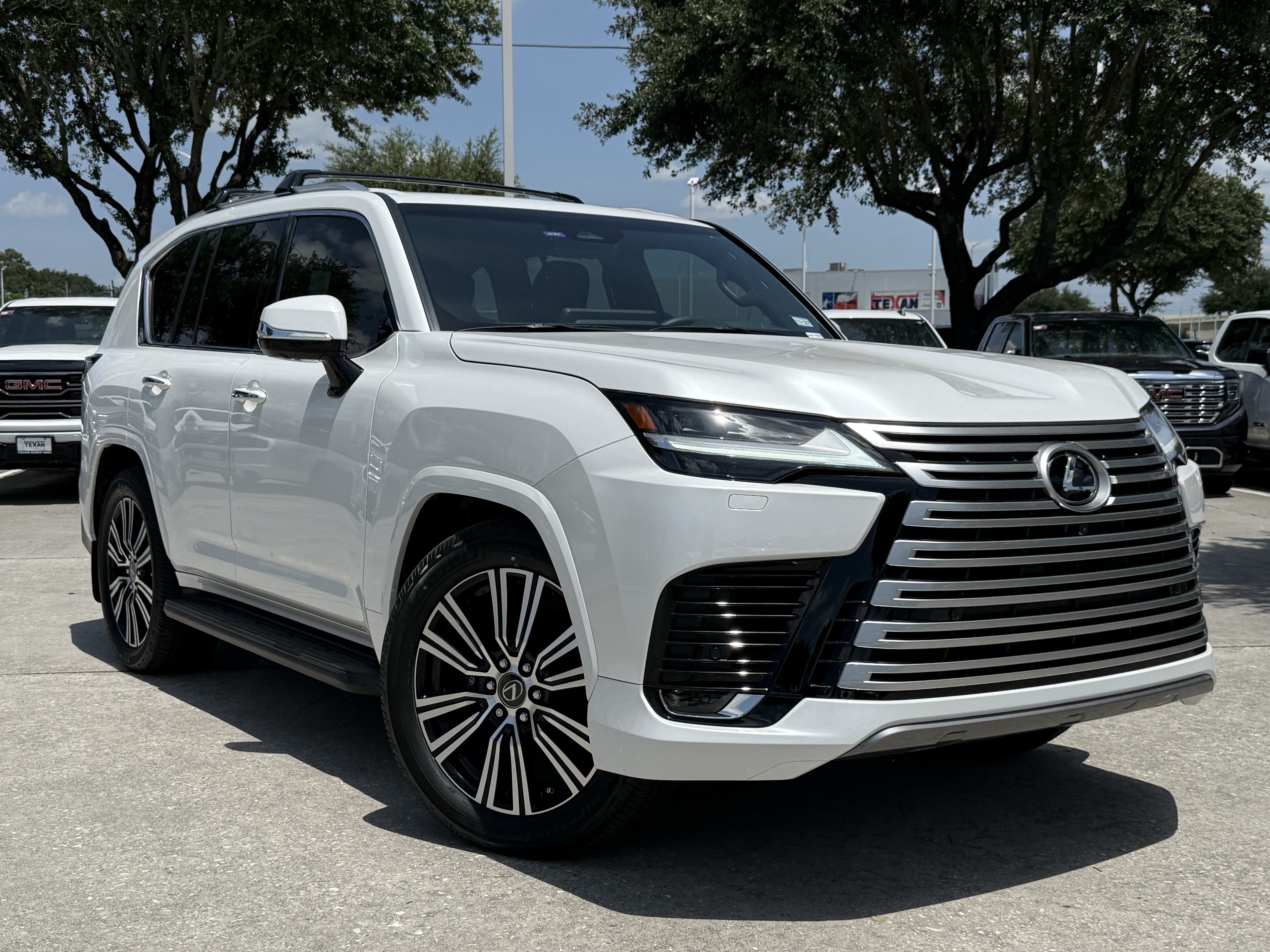 Used 2026 Lexus LX 600 4WD w/ Accessory Package (Z1) image 2