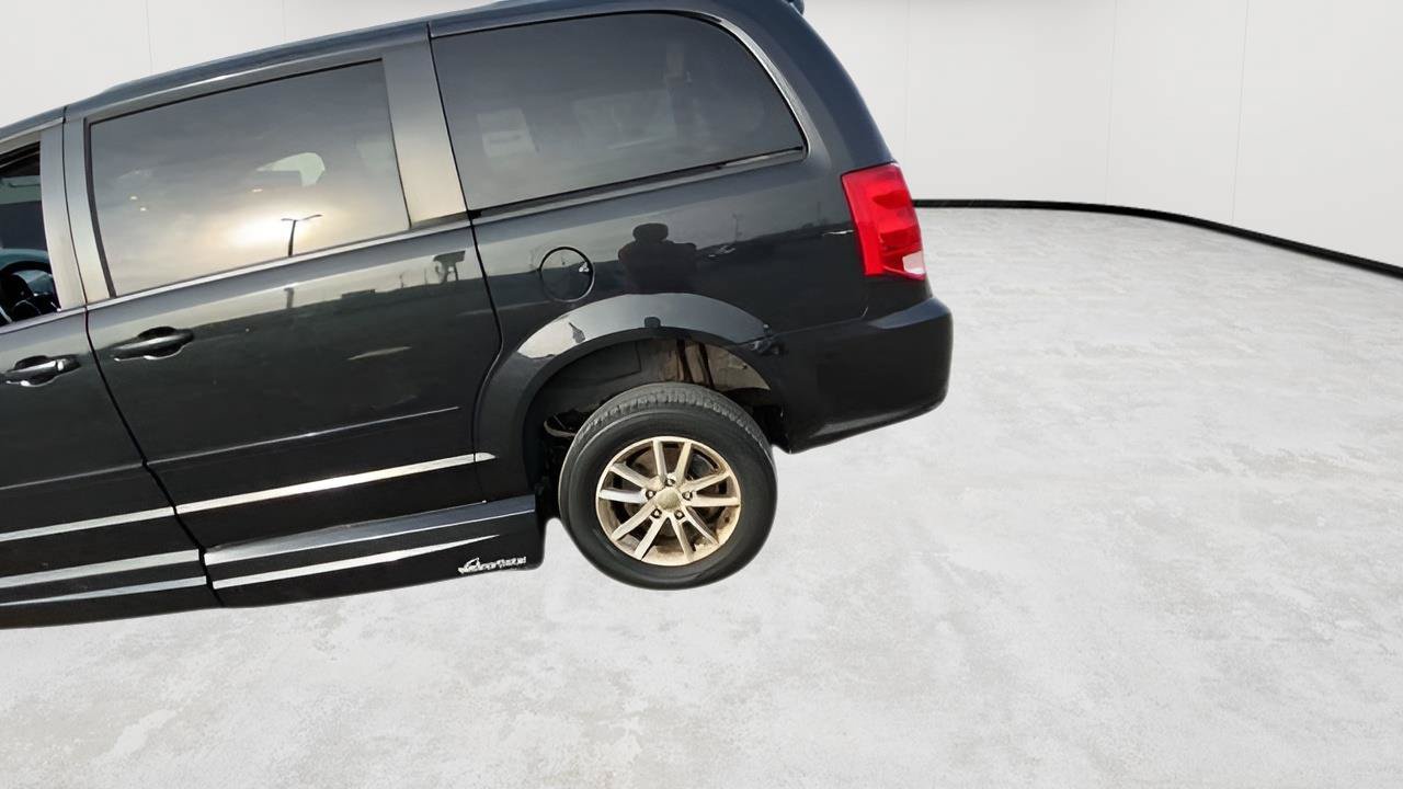 Used 2016 Dodge Grand Caravan SXT FWD image 9