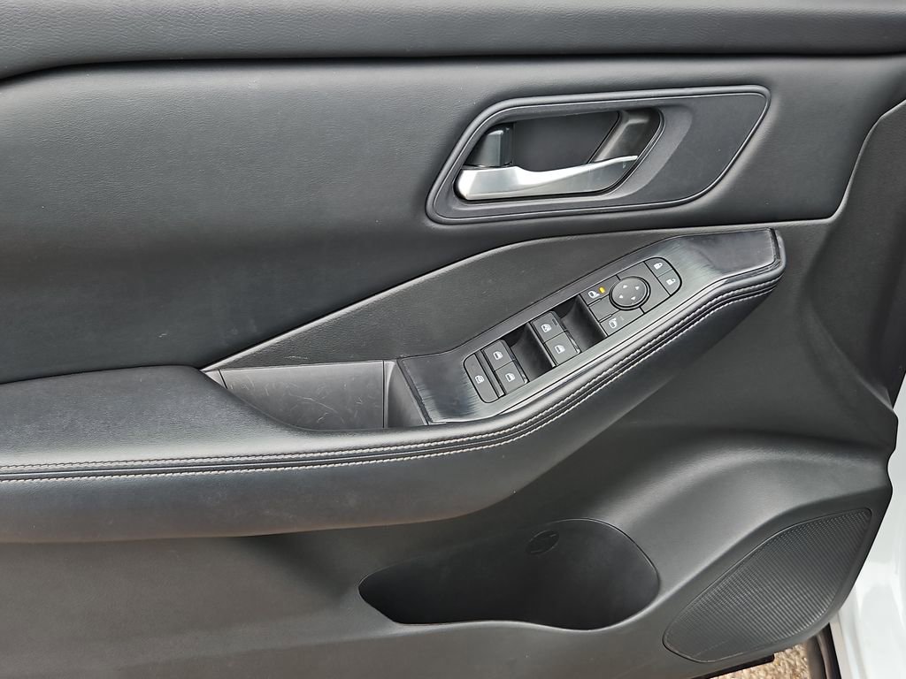 Used 2024 Nissan Rogue SV FWD image 18