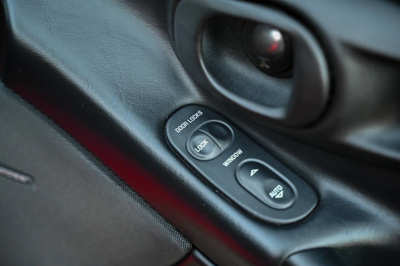 Used 2002 Chevrolet Corvette Z06 w/ Memory Pkg image 95