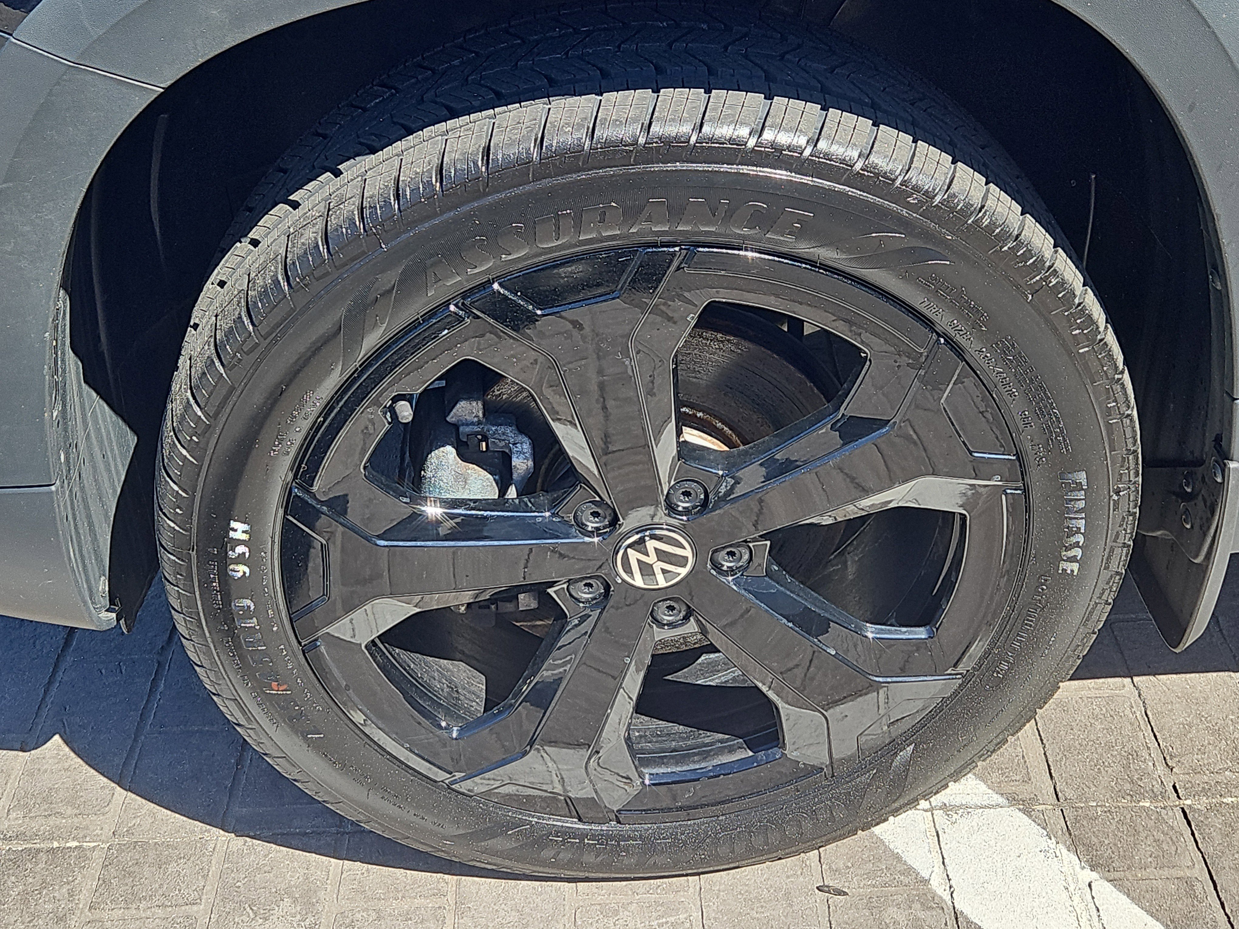 Certified 2025 Volkswagen Taos SEL AWD/4WD image 4