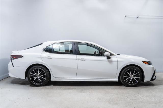 Used 2022 Toyota Camry SE w/ Convenience Package FWD image 8