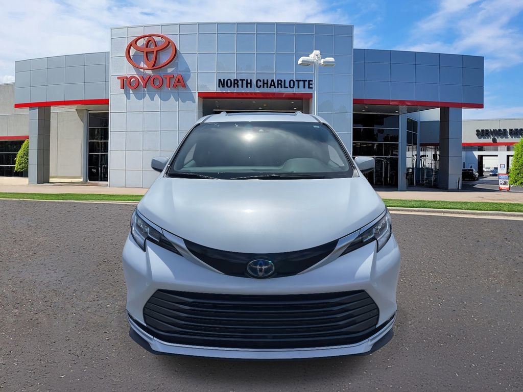 Used 2023 Toyota Sienna Limited image 4