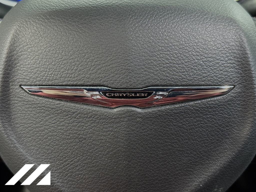 Used 2020 Chrysler Pacifica Touring-L FWD image 33