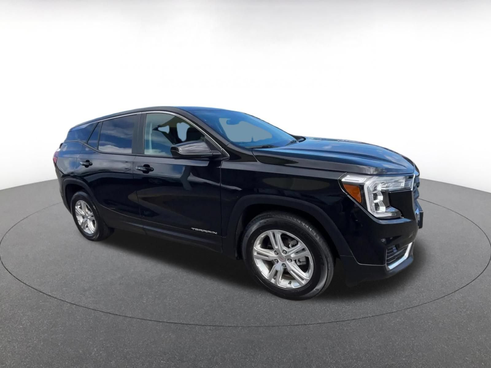 Used 2024 GMC Terrain SLE FWD image 2