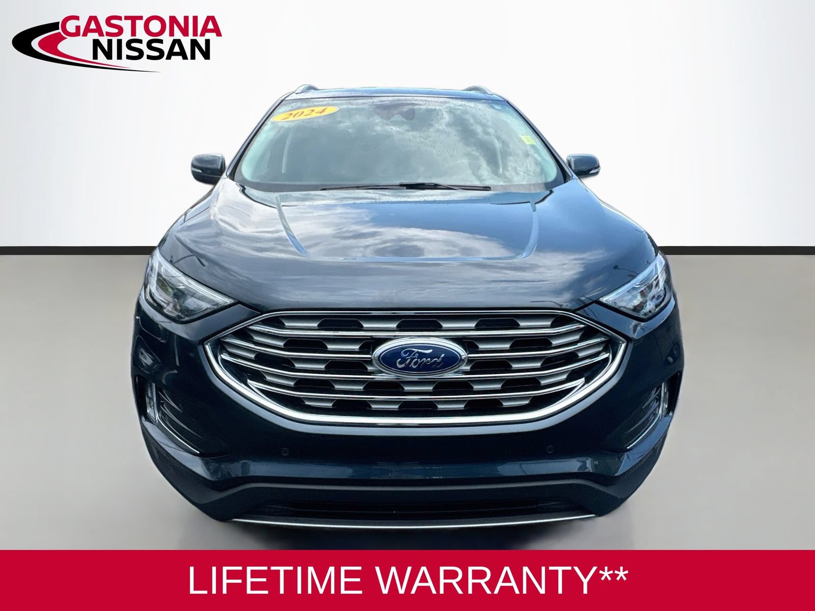 Used 2024 Ford Edge Titanium AWD/4WD image 2