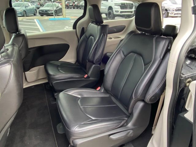 Used 2023 Chrysler Pacifica Touring-L image 23