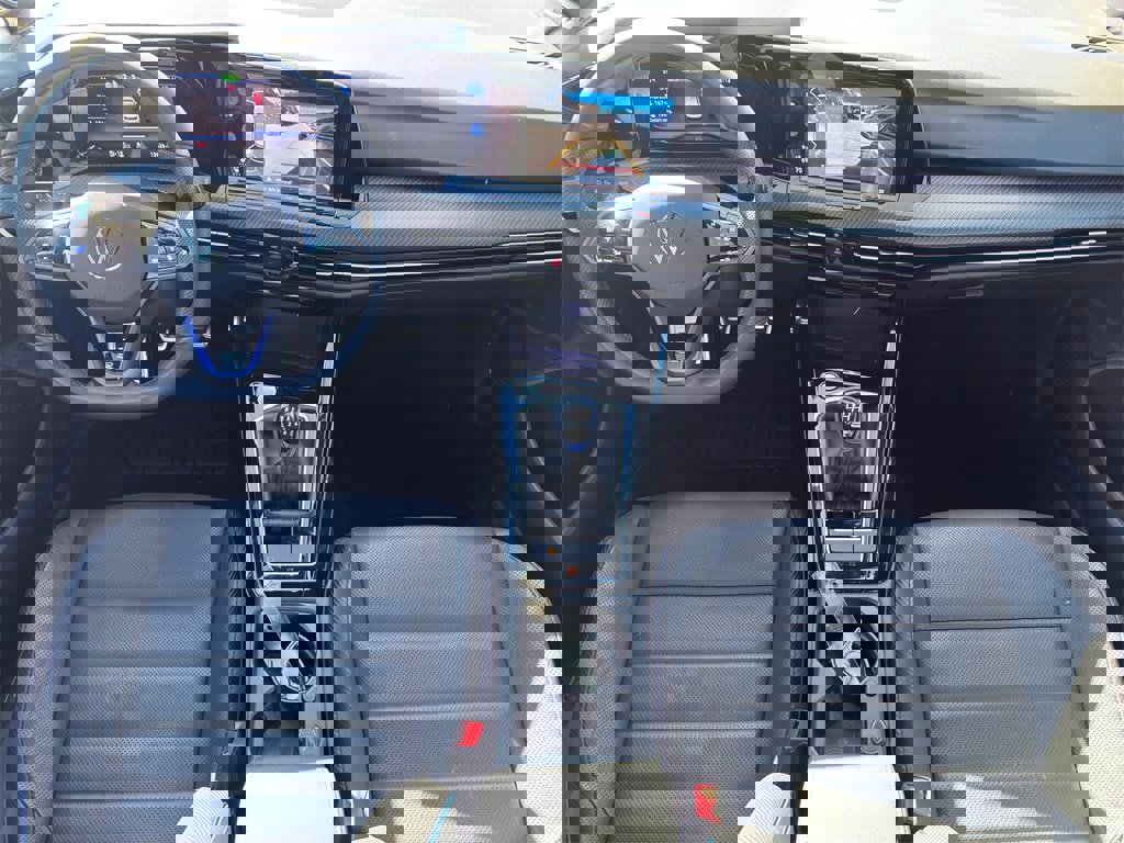 Used 2024 Volkswagen Golf R image 28