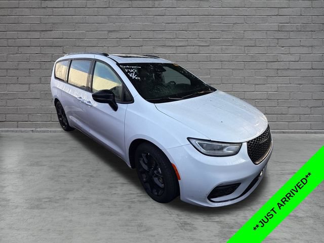Used 2025 Chrysler Pacifica Limited