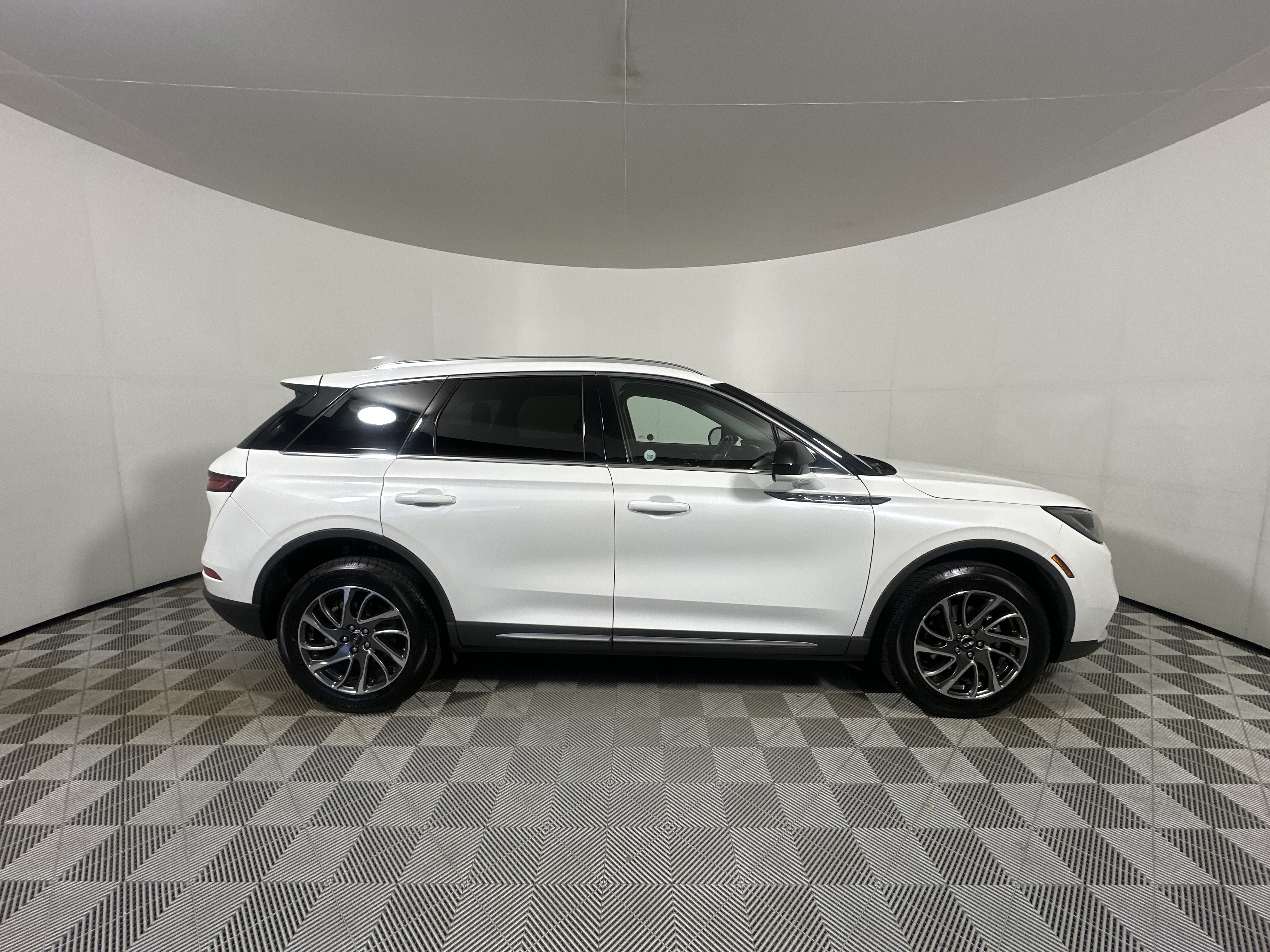 Used 2020 Lincoln Corsair AWD w/ Equipment Group 101A image 8