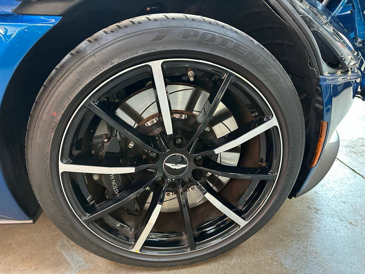 Used 2022 Aston Martin DB11 Volante RWD image 23
