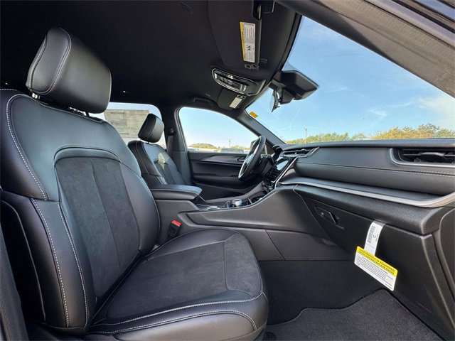 New 2025 Jeep Grand Cherokee L Laredo image 15