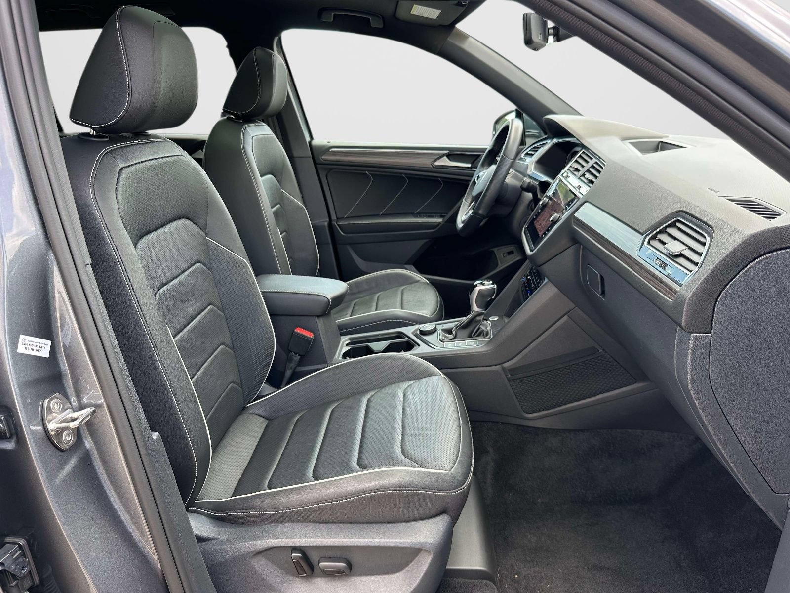 Certified 2024 Volkswagen Tiguan SEL R-Line AWD/4WD image 9