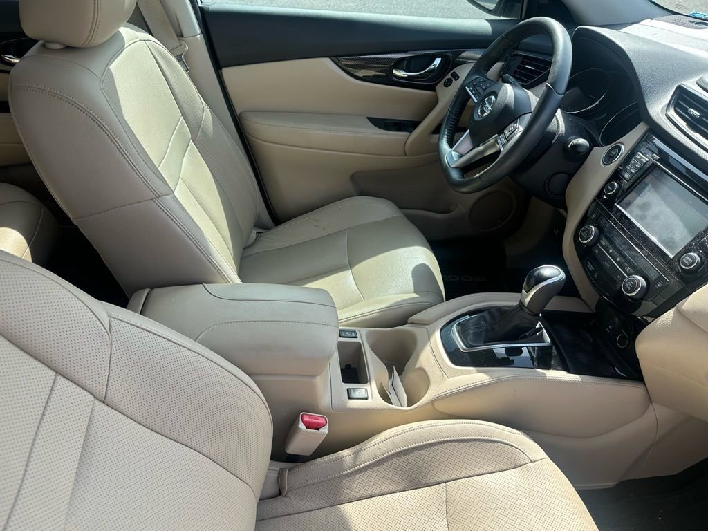 Used 2017 Nissan Rogue SL w/ SL Premium Package image 18