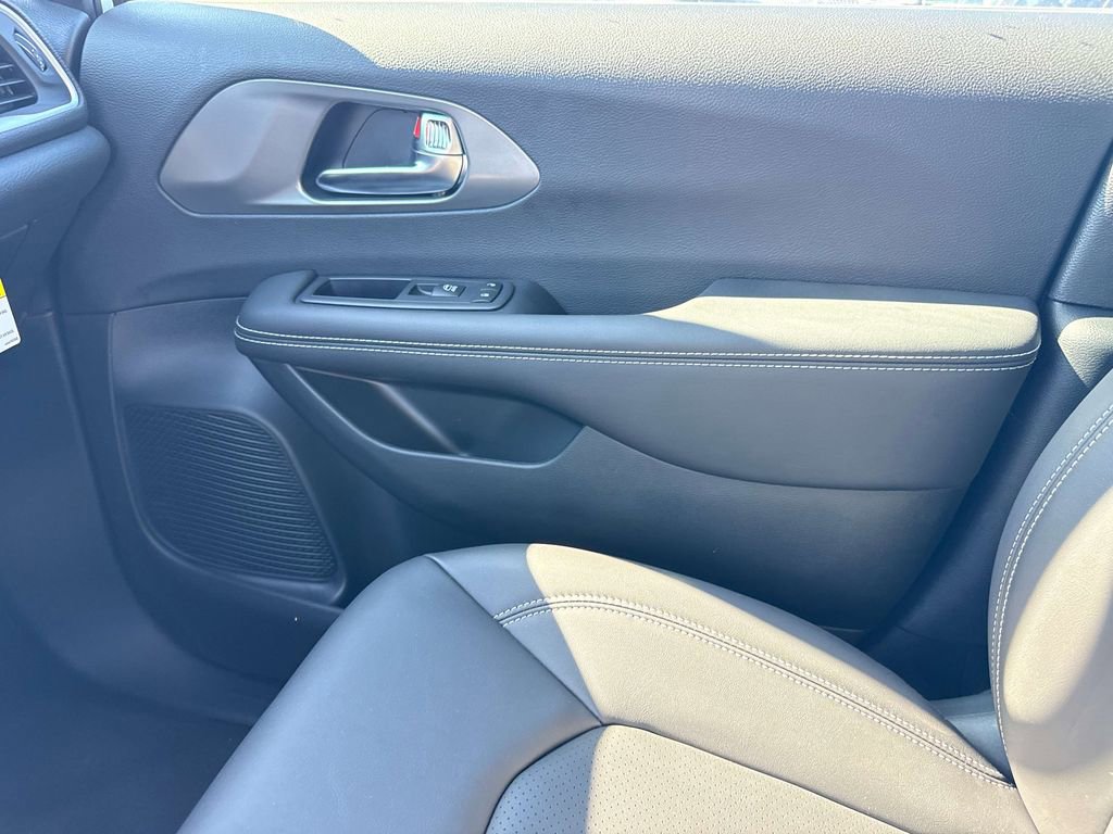 New 2026 Chrysler Pacifica Select image 28