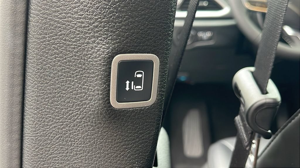 Used 2026 Chrysler Pacifica Select FWD image 17