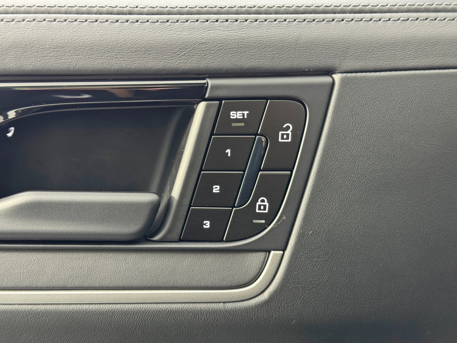 Used 2024 Porsche Cayenne S w/ Premium Package Plus image 18