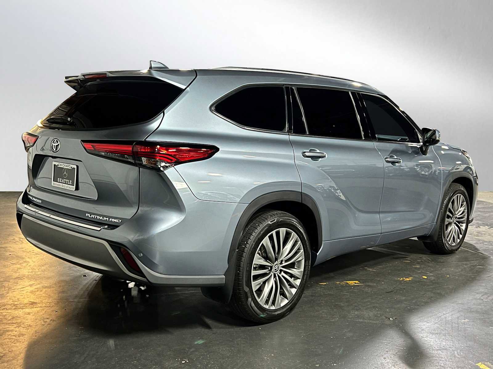 Used 2021 Toyota Highlander Platinum image 3