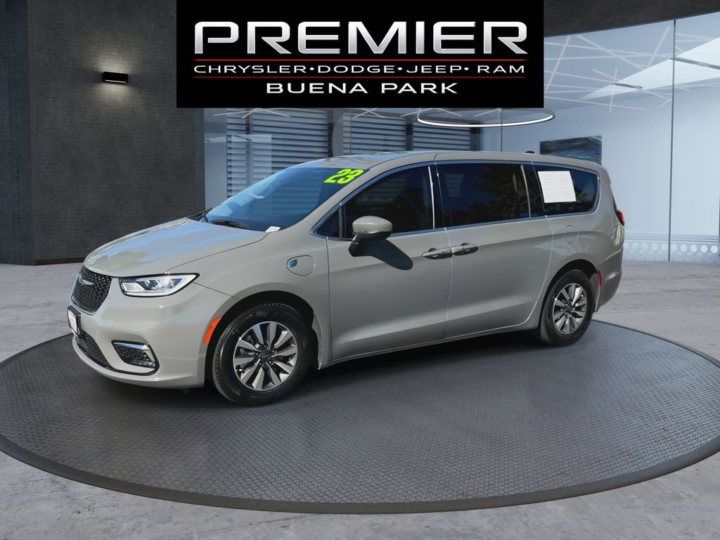 Used 2023 Chrysler Pacifica Touring-L FWD image 4