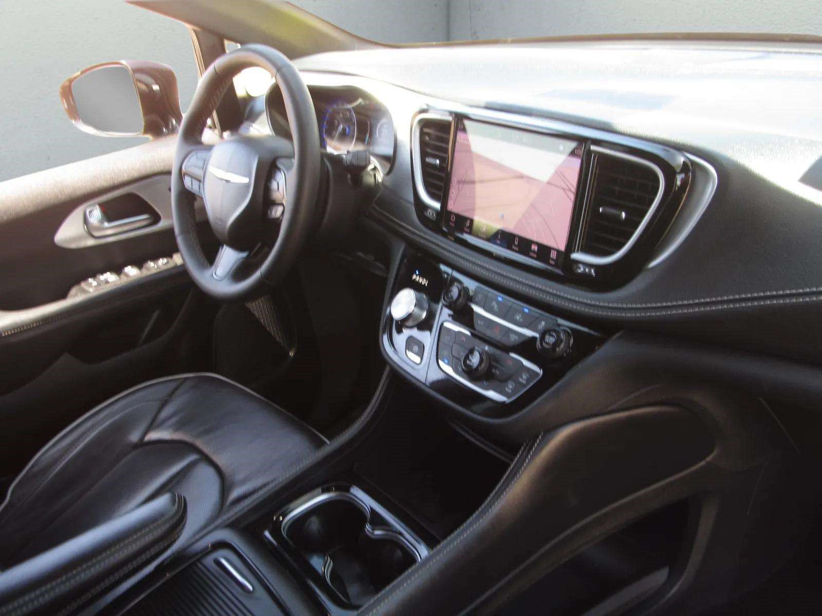 Used 2025 Chrysler Pacifica Limited FWD image 10