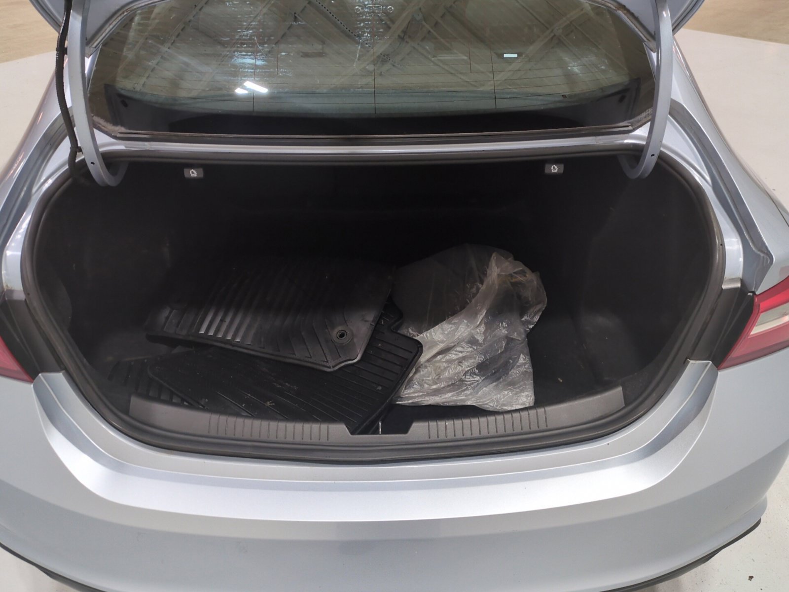 Used 2018 Chevrolet Malibu LT FWD image 12