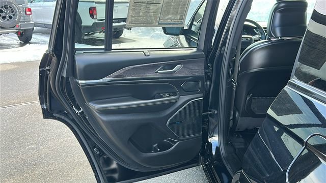 Used 2023 Jeep Grand Cherokee Overland w/ Advanced Protech Group III image 23