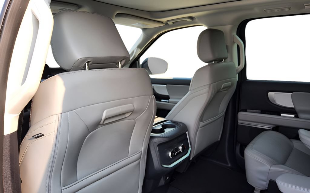 Used 2025 Ford Expedition Active AWD/4WD image 29