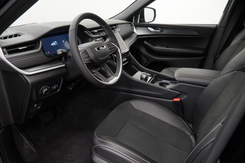 New 2025 Jeep Grand Cherokee Altitude image 16