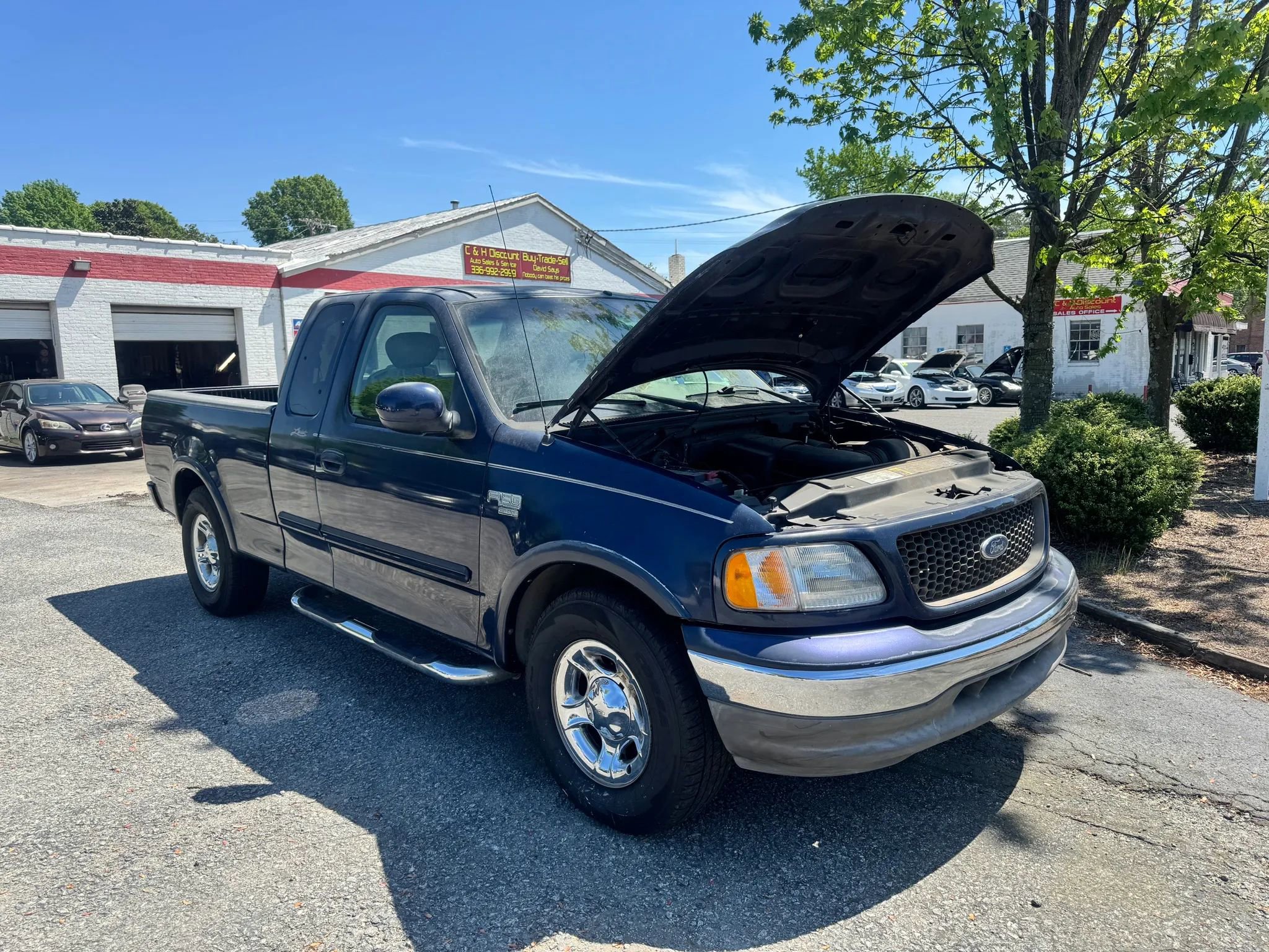 Used 2003 Ford F150 Lariat RWD image 2
