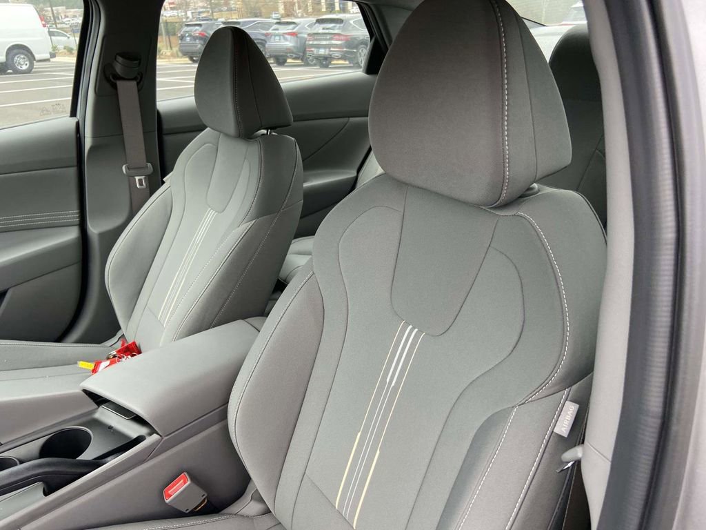 Used 2025 Hyundai Elantra Sport image 16