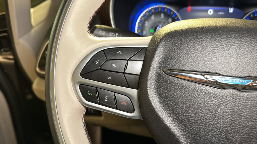 Used 2017 Chrysler Pacifica Limited FWD image 26