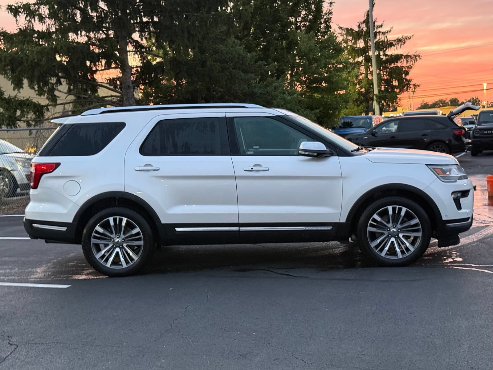 Used 2018 Ford Explorer Platinum AWD/4WD image 3