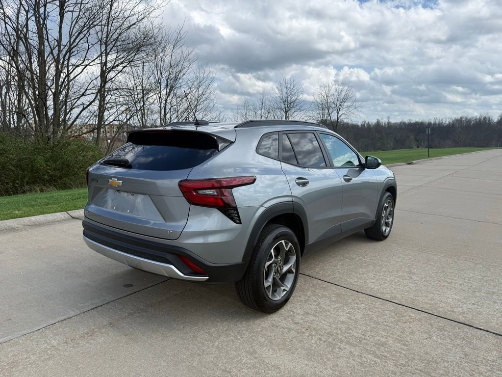 Used 2025 Chevrolet Trax LT image 3