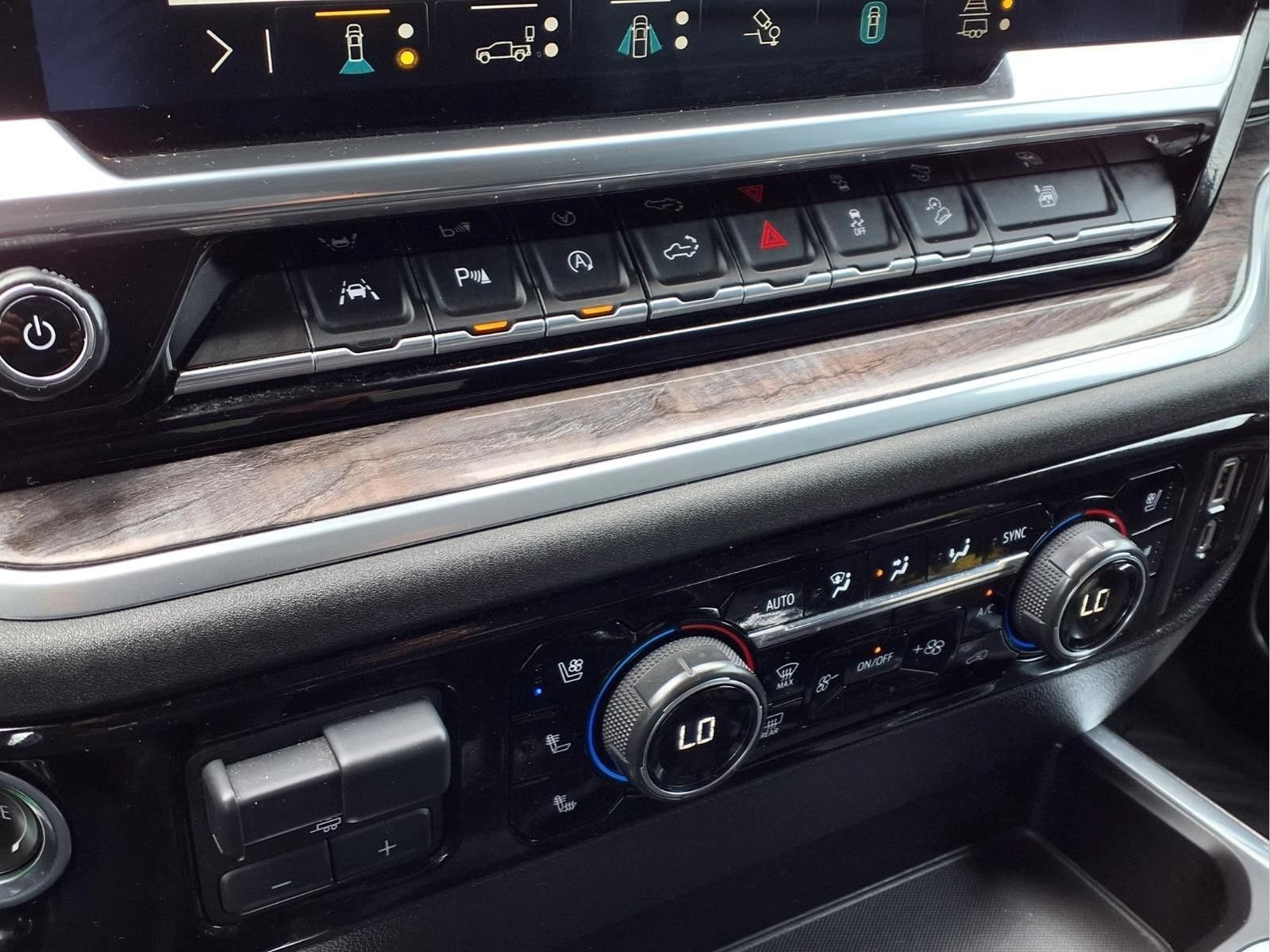 Used 2023 Chevrolet Silverado 1500 LTZ AWD/4WD image 17