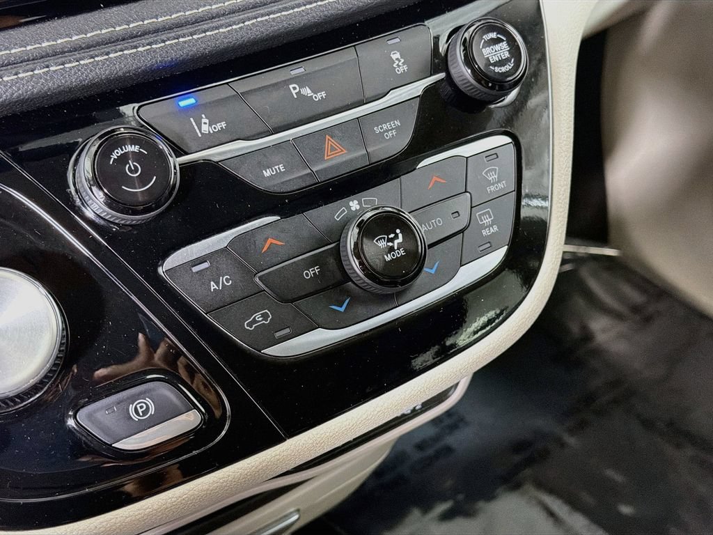 Used 2024 Chrysler Pacifica Limited FWD image 17