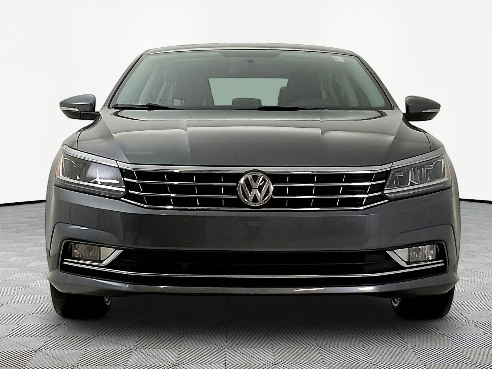 Used 2017 Volkswagen Passat 1.8T SE w/ SE Lighting Package FWD image 2