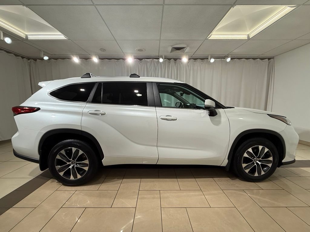 Used 2023 Toyota Highlander XLE AWD/4WD image 6