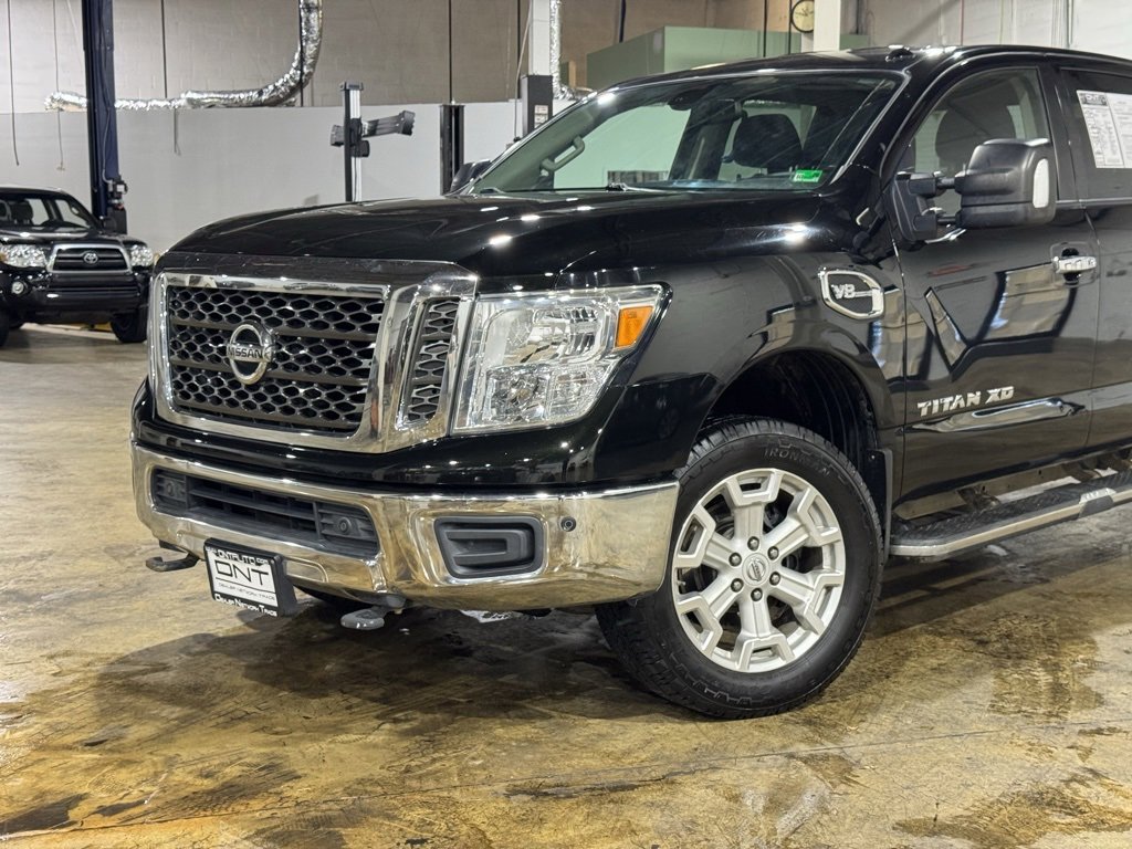 Used 2018 Nissan Titan SV w/ SV Convenience Package image 2